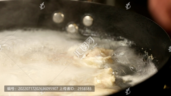 開水汆燙白切雞白斬雞