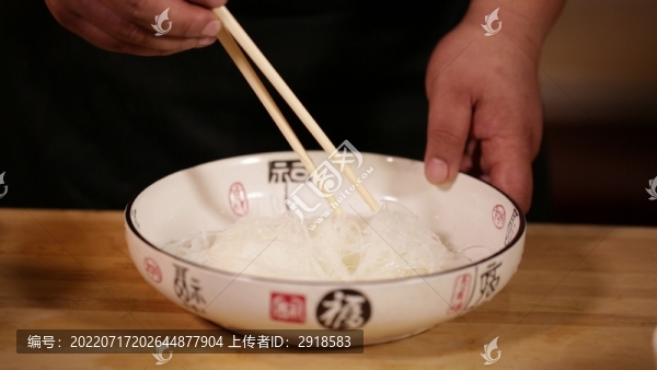 開(kāi)水浸泡泡發(fā)粉絲全過(guò)程