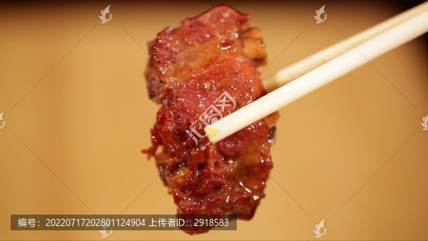 筷子夾起排骨肉