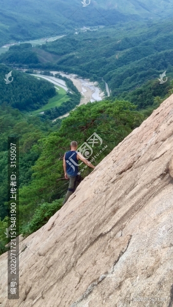 懸崖峭壁上的行人