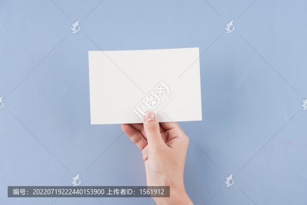 手拿卡片