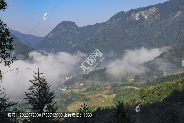 大山青山云霧
