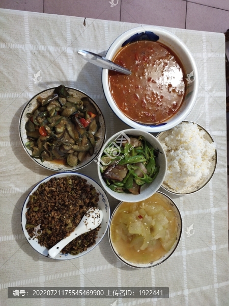 一桌子菜