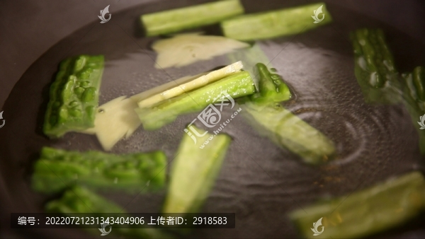 清水浸泡清洗苦瓜