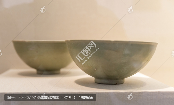 元代龍泉窯青釉花口瓷碗