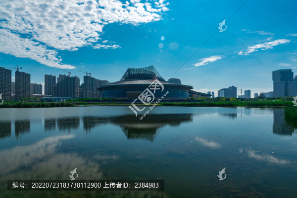 藍天白云下的城市建筑