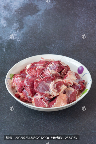 盤子里的新鮮生牛肉塊