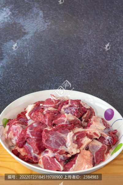 盤子里的新鮮生牛肉塊