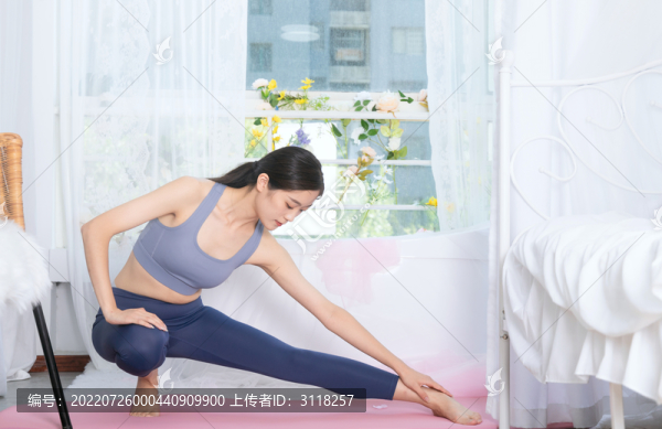 女性在室內(nèi)做瑜伽動作