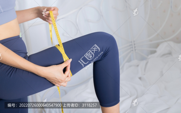 臥室軟尺測量腿圍的女性