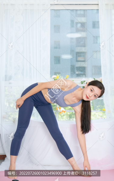 年輕女性居家做運(yùn)動