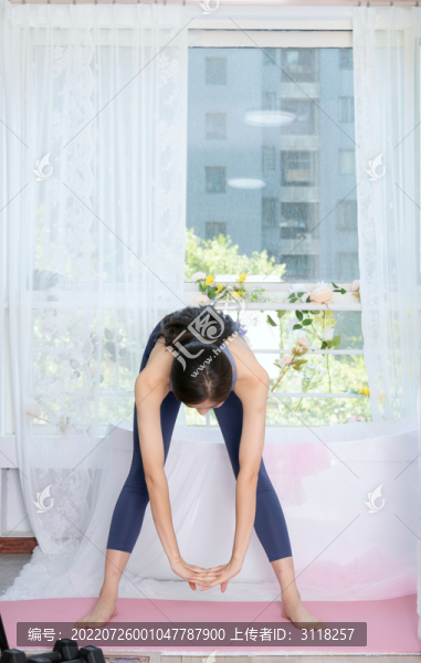 室內(nèi)穿運(yùn)動(dòng)服減肥女性肖像