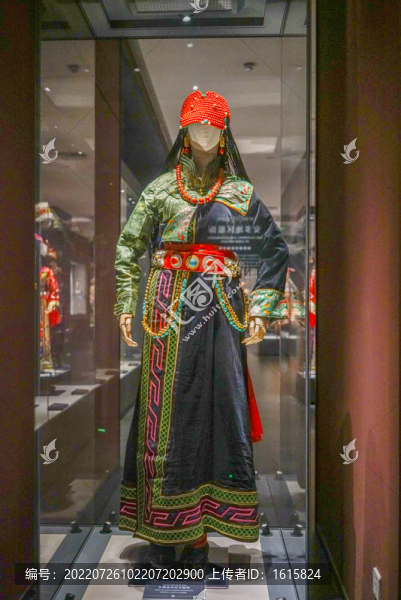 西藏服裝藏族女子服飾西藏文化