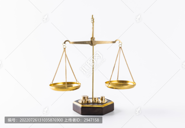 白色背景下放著的金色天平