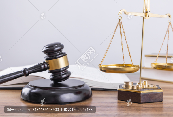桌子上的法官錘和天平