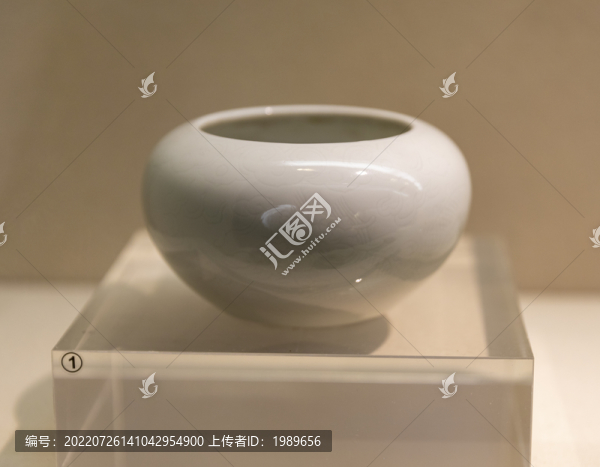清代白釉云龍紋瓷水盂