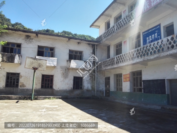 復(fù)古建筑風(fēng)景石墻舊學(xué)校籃球場(chǎng)