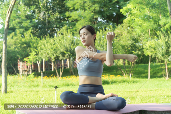 公園里女性做瑜伽鍛煉