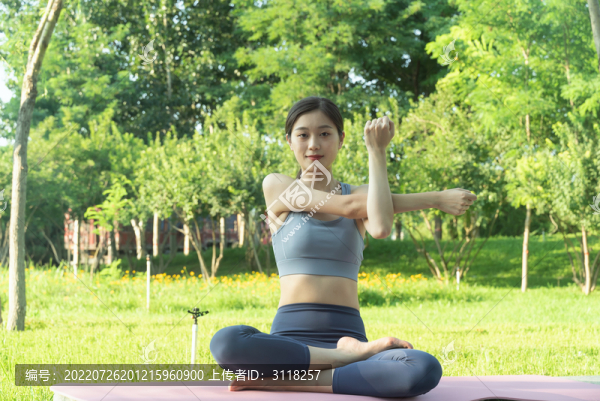 公園里女性做瑜伽鍛煉