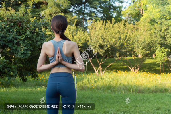 戶外做瑜伽的女性背影