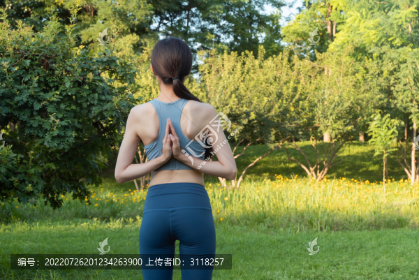 戶(hù)外做瑜伽的女性背影