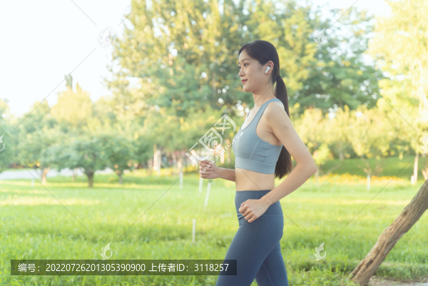 戶外跑步的年輕女性
