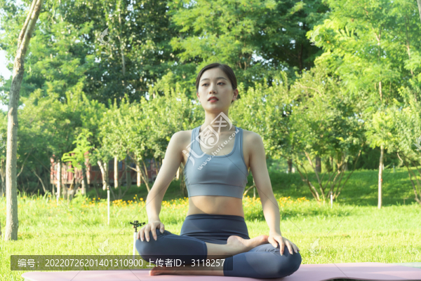 公園里女性做瑜伽鍛煉