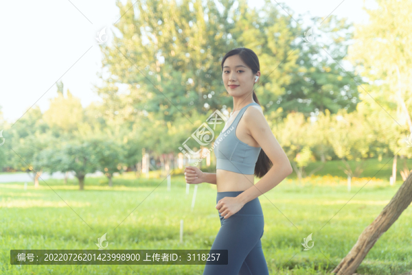 戶外跑步的年輕女性