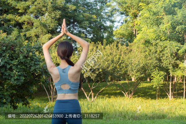 戶外做瑜伽的女性背影