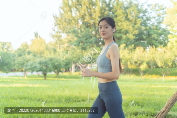 戶外跑步的年輕女性