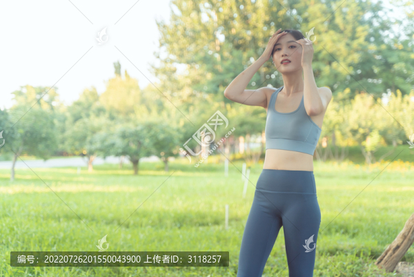 戶(hù)外跑步出汗的年輕女性