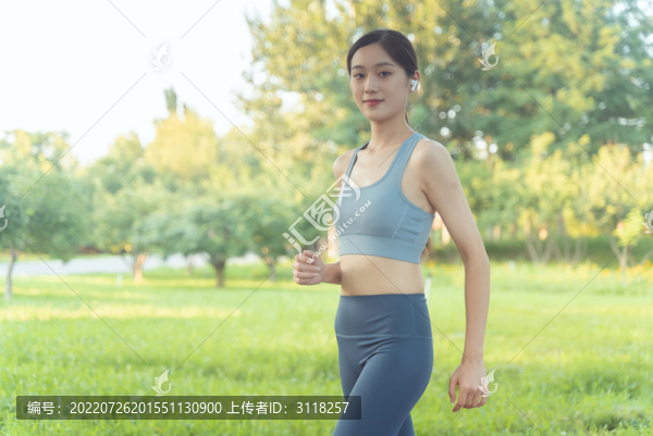 戶外跑步的年輕女性