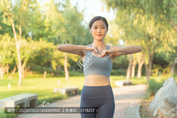 戶(hù)外伸展運(yùn)動(dòng)女性