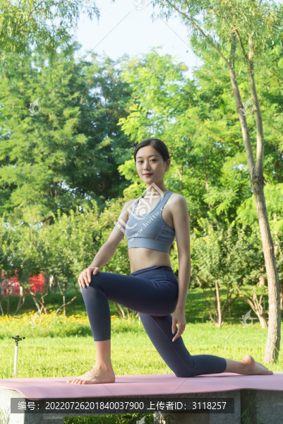 公園里女性練習(xí)瑜伽