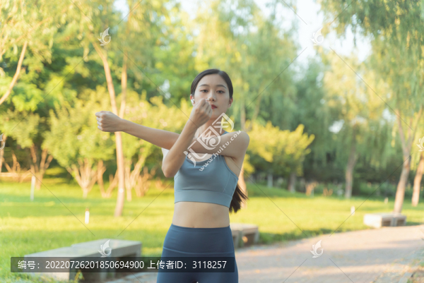 戶外伸展運(yùn)動(dòng)女性