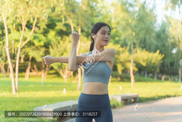 戶外伸展運動女性