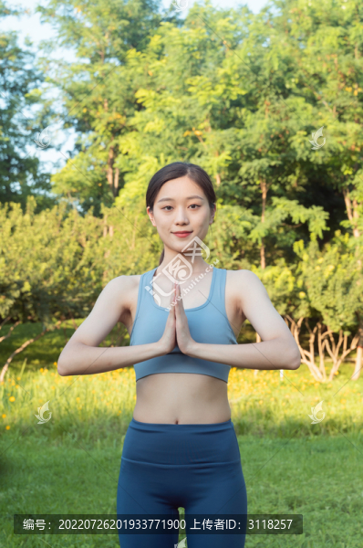 公園里女性練習(xí)瑜伽