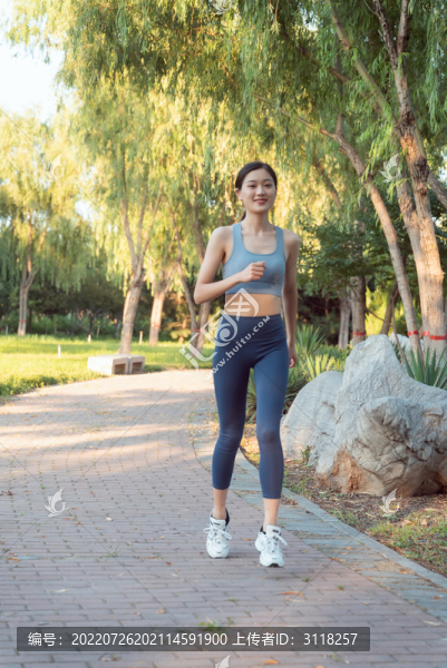 戶外跑步的年輕女性
