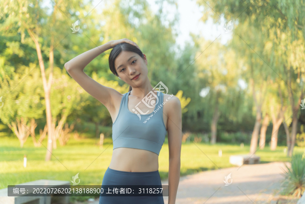 戶外女性運(yùn)動(dòng)服做伸展運(yùn)動(dòng)