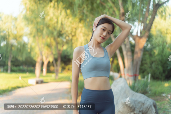 戶外女性運動服做伸展運動
