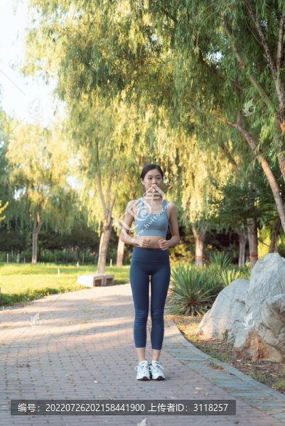 公園穿運動服鍛煉的女性