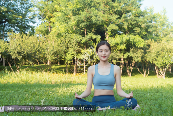 戶外年輕女性在練習瑜伽