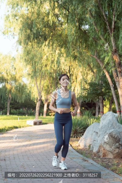 公園穿運(yùn)動(dòng)服鍛煉的女性