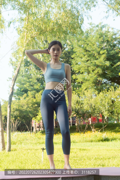 公園穿運動服鍛煉的女性