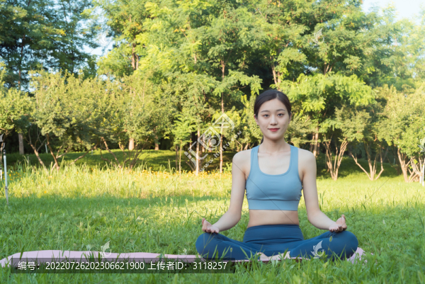 戶外年輕女性在練習(xí)瑜伽