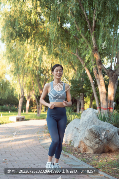 公園穿運(yùn)動(dòng)服鍛煉的女性