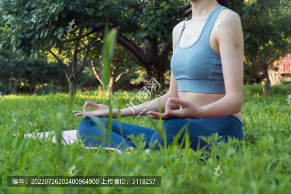 公園里女性練習(xí)瑜伽