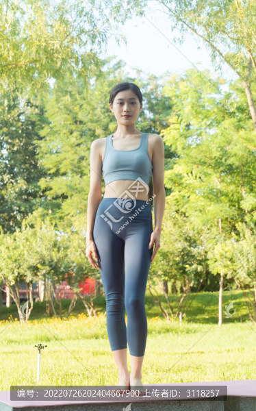 公園穿運動服鍛煉的女性