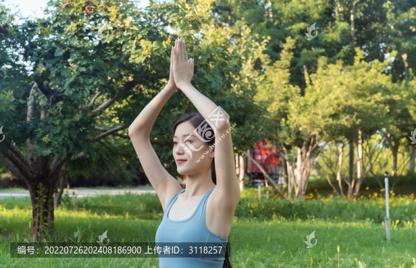 戶(hù)外年輕女性在練習(xí)瑜伽