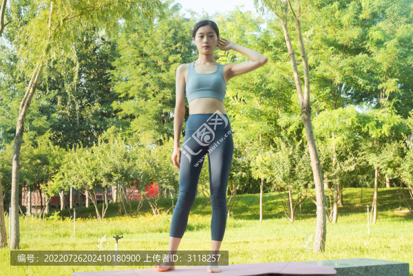 戶外年輕女性在練習瑜伽